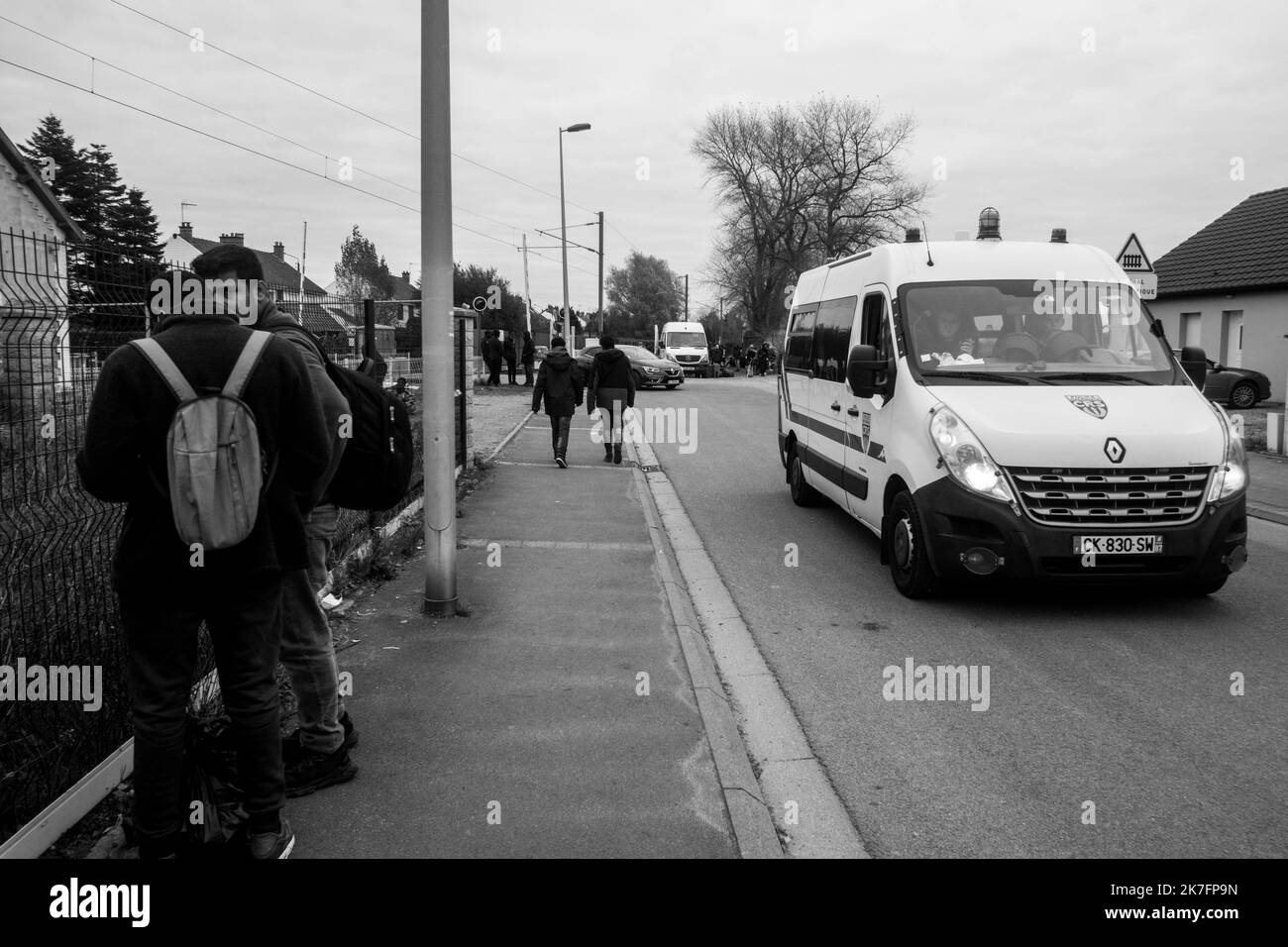 ©Michael Bunel / Le Pictorium/MAXPPP - Michael Bunel / Le Pictorium - 11/11/2021 - France / Haut de France / Calais - Un camion de CRS effectue une ronde aux abords de l'un des camps de refugies. La pression policiere est permanente sur Calais. des camions de CRS sont notamment en position devant les camps 7/7 24/24h. 11 novembre 2021. Novembre 2016, la «jungle» de Calais, plus grand bidonville d'Europe, etait evacuee. Cinq ans apre`s, les exiles sur la route de la Grande Bretagne sont toujours la` et des campements naissent regulie`rement entre Calais et Grande-Synthe. Seule nouveaute, la pol Stock Photo